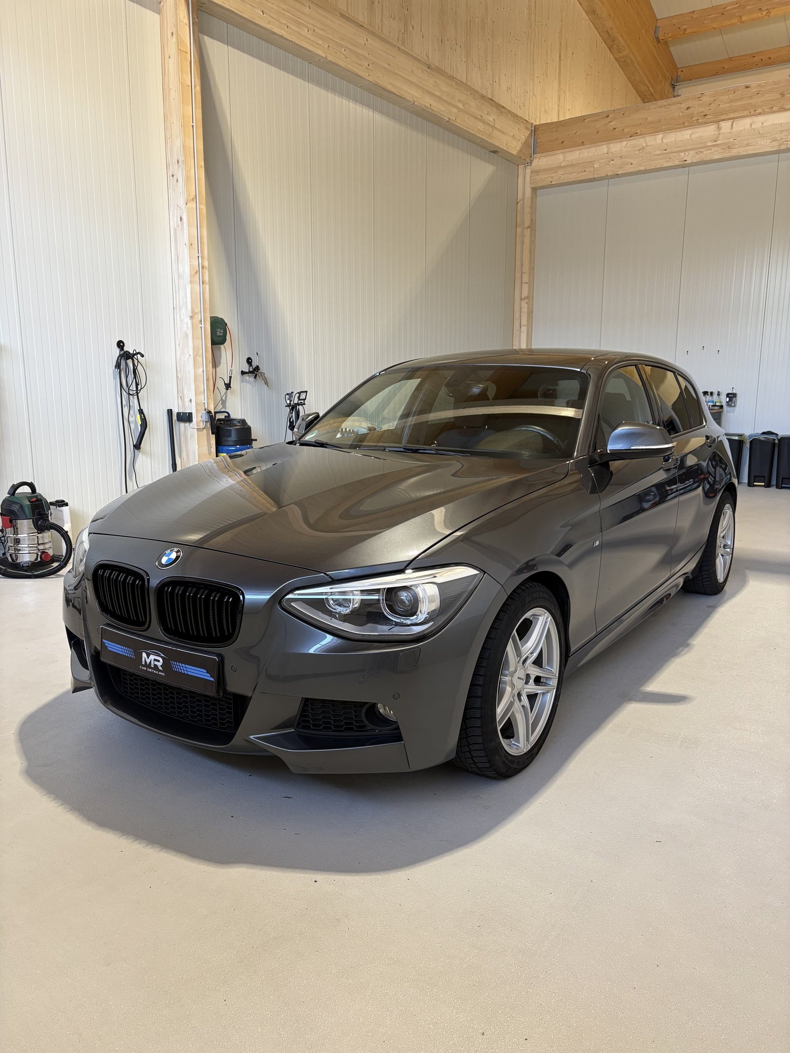 Aufbereitetes Fahrzeug in der Werkstatt von MR Car Detailing